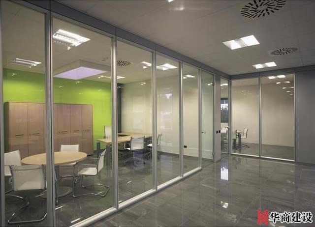 在廣州辦公室裝修爲什麽流行玻璃隔斷？